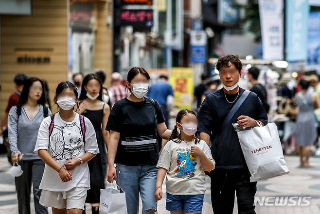 [서울=뉴시스] 정병혁 기자 = 12일 오후 서울 중구 명동거리에서 마스크를 쓴 시민들이 이동하고 있다. (사진은 기사와 관련이 없습니다.) 2022.07.12. jhope@newsis.com
