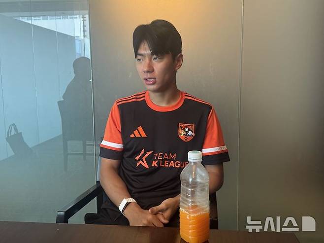 [수원=뉴시스] 프로축구 K리그 올스타격인 팀 K리그에 속한 K리그1 전북현대 공격수 전진우가 30일 오전 라마다프라자 수원호텔에서 잉글랜드 프로축구 프리미어리그(EPL) 뉴캐슬 유나이티드와의 2025 쿠팡플레이 시리즈 1경기를 앞둔 소감을 말하고 있다. 2025.07.30. wlsduq123@newsis.com