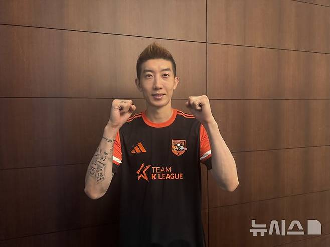 [수원=뉴시스] 프로축구 K리그 올스타격인 팀 K리그에 속한 K리그1 울산 HD 골키퍼 조현우가 30일 오전 라마다프라자 수원호텔에서 잉글랜드 프로축구 프리미어리그(EPL) 뉴캐슬 유나이티드와의 2025 쿠팡플레이 시리즈 1경기를 앞둔 인터뷰를 진행한 뒤 포즈를 취하고 있다. 2025.07.30. wlsduq123@newsis.com