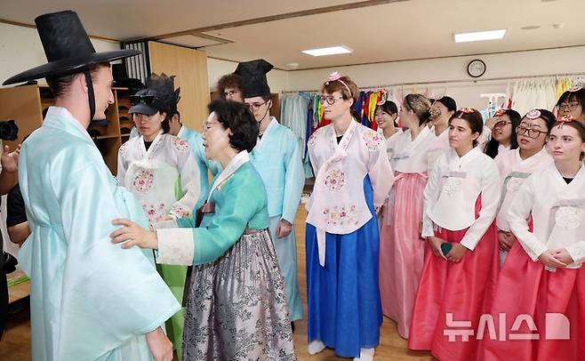 [부산=뉴시스] 하경민 기자 = '2025학년도 부경국제계절학기'에 참가한 9개국 23개 대학에서 온 외국인 학생들이 30일 부산 기장군 기장문화예절학교에서 한복을 입고 전통예절을 배우고 있다.  이번 계절학기에 참가한 외국인 학생 100여 명은 오는 8월14일까지 부경대 학생들과 함께 기숙사에서 생활하면서 한국 요리 만들기, 도자기 빚기, 서예, 박물관 견학, 해양 레포츠 실습 등 다양한 문화체험에 참여한다. 2025.07.30. yulnetphoto@newsis.com