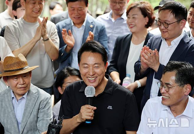 [서울=뉴시스] 조성우 기자 = 오세훈 서울시장이 30일 오후 서울 양천구 목동 6단지 아파트 재건축사업 현장을 방문해 주민들과 간담회를 하고 있다. 2025.07.30. xconfind@newsis.com