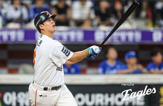 [서울=뉴시스] 프로야구 한화 이글스 노시환이 30일 대전 한화생명볼파크에서 열린 2025 신한 쏠뱅크 KBO리그 삼성 라이온즈와의 경기에서 홈런을 치고 타구를 바라보고 있다. (사진=한화 이글스 제공) 2025.07.30. *재판매 및 DB 금지