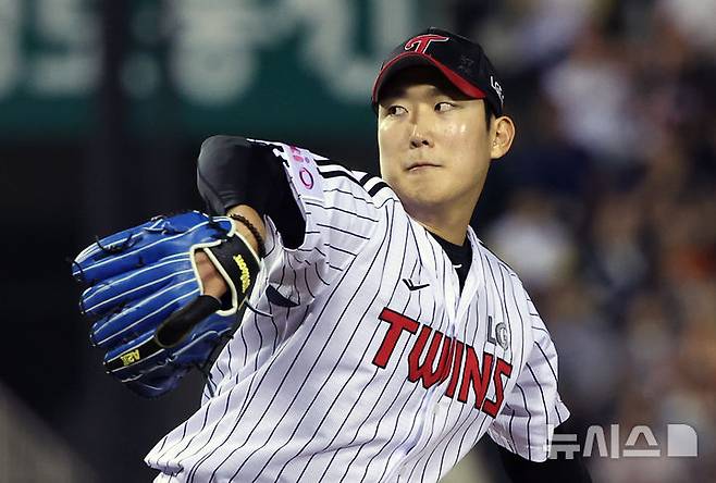 [서울=뉴시스] 김금보 기자 = 29일 서울 송파구 잠실야구장에서 열린 프로야구 2025 KBO리그 한화 이글스와 LG 트윈스의 경기, 7회초 LG 선발 손주영이 역투 하고 있다. 2025.05.29. kgb@newsis.com