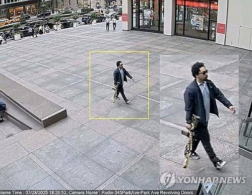 소총을 들고 맨해튼 빌딩에 들어서는 총격용의자 타무라 [로이터=연합뉴스 제공]
