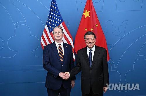 무역협상 대표인 베선트 미국 재무장관과 허리펑 중국 부총리 [신화=연합뉴스 제공]