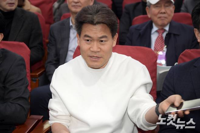 국민의힘 윤상현 의원과 한국사 강사 전한길이 19일 서울 여의도 국회 의원회관에서 열린 미래자유연대 국민 대토론회에 참석하고 있다. 윤창원 기자