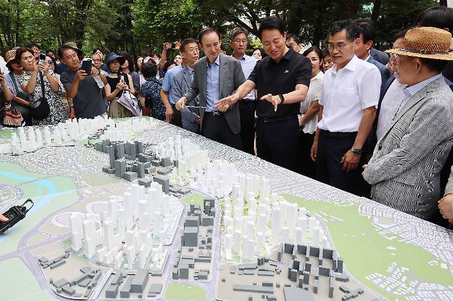 오세훈 서울시장(앞줄 오른쪽 세번째)이 30일 서울 양천구 목동6단지 재건축 사업 현장을 방문해 정비계획안 등 현황을 살피고 있다. 연합뉴스