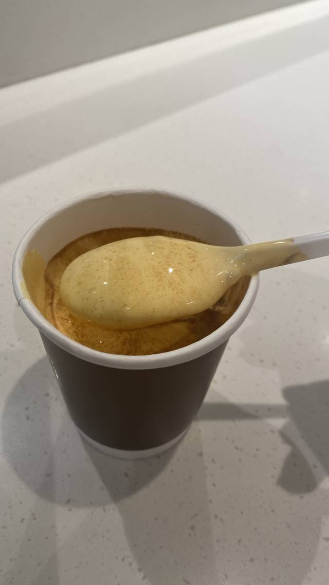 베트남 하노이에서 판매되고 있는 에그커피. 달걀 노른자와 연유를 블랙커피 위에 올려 먹는 독특한 방식의 커피다.