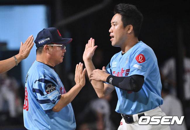 [OSEN=부산, 이석우 기자] 29일 부산 사직야구장에서 2025 신한 SOL 뱅크 KBO 리그 롯데 자이언츠와 NC 다이노스의 경기가 열렸다. 홈팀 롯데는 박세웅이, 방문팀 NC는 로건이 선발 출전했다.롯데 자이언츠 김태형 감독이 NC 다이노스에 6-4로 승리한 후 전준우와 기쁨을 나누고 있다. 2025.07.29 / foto0307@osen.co.kr