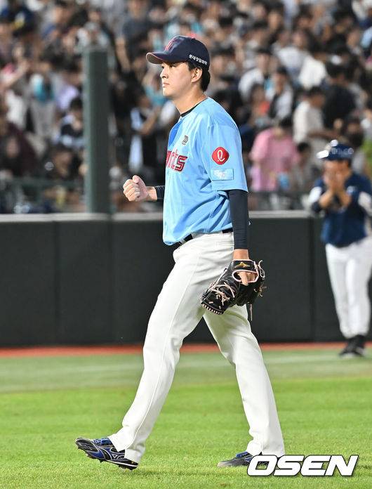 [OSEN=부산, 이석우 기자] 29일 부산 사직야구장에서 2025 신한 SOL 뱅크 KBO 리그 롯데 자이언츠와 NC 다이노스의 경기가 열렸다. 홈팀 롯데는 박세웅이, 방문팀 NC는 로건이 선발 출전했다.롯데 자이언츠 김원중이 9회말 2사 1루 NC 다이노스 김주원을 삼진으로 잡고 주먹을 불끈 쥐고 있다. 2025.07.29 / foto0307@osen.co.kr