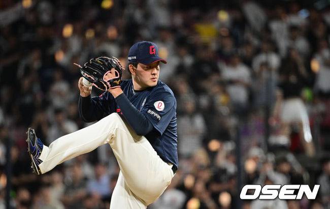 [OSEN=수원, 조은정 기자]12일 오후 수원 KT위즈파크에서 ‘2025 신한 SOL Bank KBO리그’ KT 위즈와 롯데 자이언츠의 경기가 열렸다.이날 홈팀 KT의 선발투수는 소형준, 방문팀 롯데는 김진욱이 나선다.9회말 롯데 김원중이 역투하고 있다. 2025.06.12 /cej@osen.co.kr