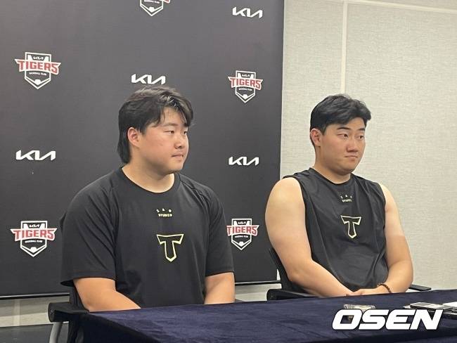 한재승과 김시훈이 지난 29일 1군 합류해 이적 첫 인터뷰를 하고 있다./OSEN DB