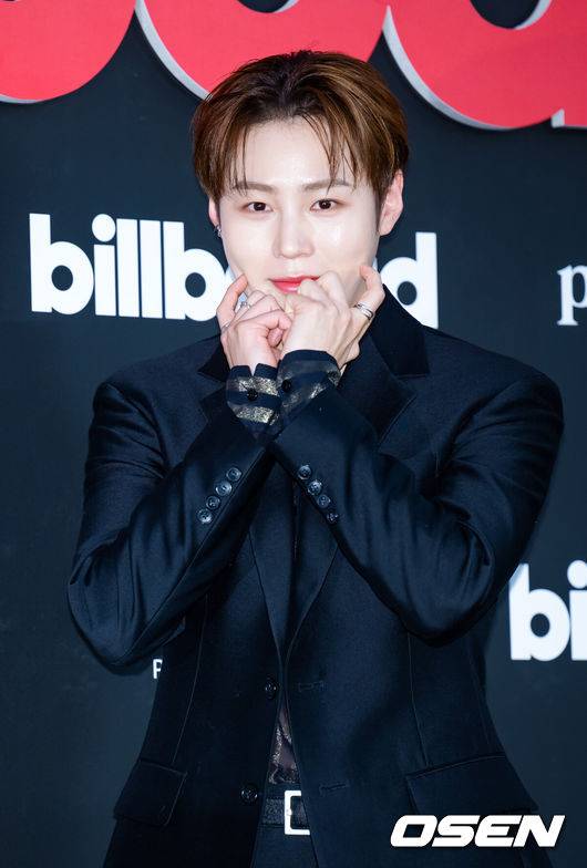 [OSEN=민경훈 기자] 27일 오후 서울 중구 서울 신라호텔 영빈관에서 'Billboard K POWER 100' 이벤트 포토월 행사가 진행됐다.&nbsp;이 행사는 빌보드 코리아의 공식 론칭을 기념하는 자리로, 한국 대중음악의 근 100년 역사를 기념하며 K-팝을 중심으로 한 한국 음악이 세계 음악 산업에 끼친 영향력을 조명하기 위해 마련됐다.하성운이 포토타임을 갖고 있다. 2024.08.27 / rumi@osen.co.kr