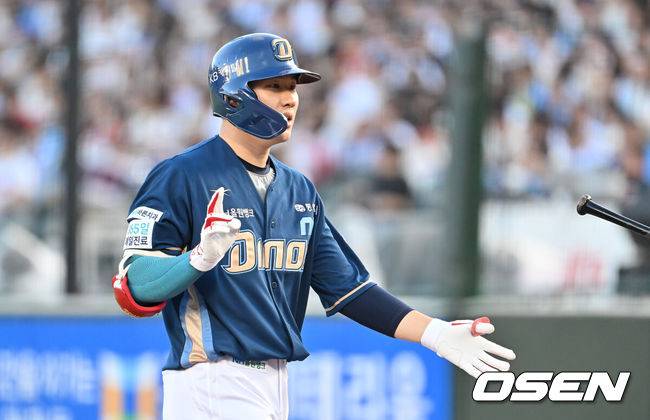 [OSEN=부산, 이석우 기자] 29일 부산 사직야구장에서 2025 신한 SOL 뱅크 KBO 리그 롯데 자이언츠와 NC 다이노스의 경기가 열렸다. 홈팀 롯데는 박세웅이, 방문팀 NC는 로건이 선발 출전했다.NC 다이노스 최원준이 1회초 우측 담장 맞추는 파울을 치고 타석으로 돌아오고 있다. 2025.07.29 / foto0307@osen.co.kr