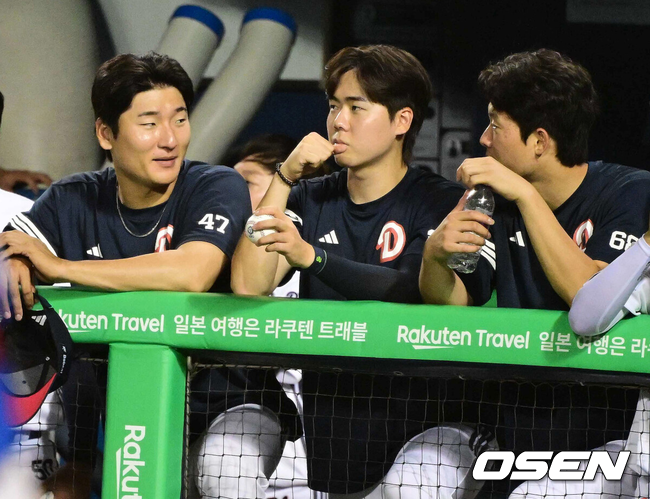 최민석이 곽빈 최승용과 이야기는 나누고 있다./OSEN DB
