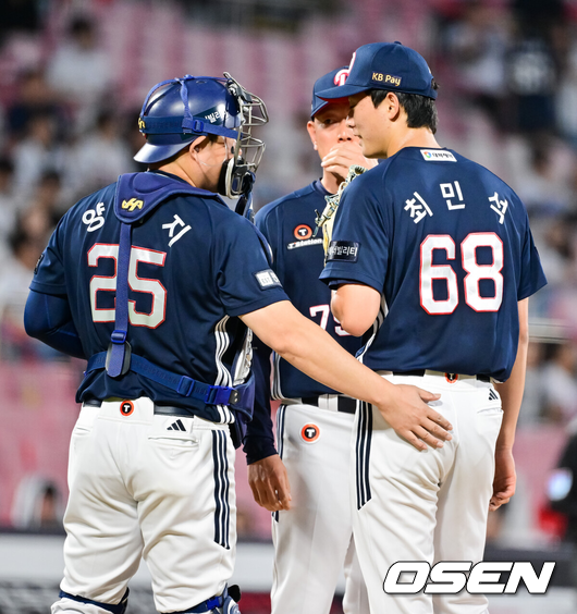 두산 포수 양의지와 최민석./OSEN DB
