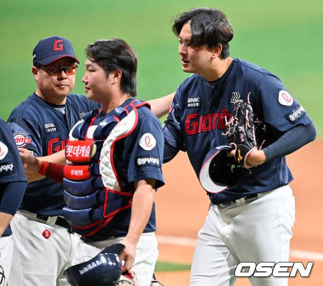 [OSEN=고척, 민경훈 기자] 23일 오후 서울 고척스카이돔에서 ‘2025 신한 SOL Bank KBO리그’ 키움 히어로즈와 롯데 자이언츠의 경기가 열렸다.이 경기에서 롯데는 키움에 4-1로 승리했다.&nbsp;롯데 선발투수 박세웅은 7이닝 동안 95구를 던지며 6피안타 1사구 6탈삼진 1실점으로 호투, 시즌 10승째를 따냈다. 내복사근 부상에서 회복, 이날 1군 엔트리에 복귀한 고승민은 3타수 2안타 1타점으로 활약했다. 레이예스는 4타수 3안타 3타점을 기록했다.&nbsp;경기를 마치고 롯데 김원중이 김태형 감독에게 격려를 받고 있다. 2025.07.23 / rumi@osen.co.kr