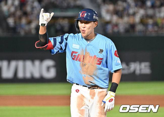 [OSEN=부산, 이석우 기자] 30일 부산 사직야구장에서 2025 신한 SOL 뱅크 KBO 리그 롯데 자이언츠와 NC 다이노스의 경기가 열렸다. 홈팀 롯데는 감보아가, 방문팀 NC는 목지훈이 선발 출전했다.롯데 자이언츠 박승욱이 4회말 2사 1,3루 우익수 앞 동점 1타점 안타를 치고 세리머니를 하고 있다. 2025.07.30 / foto0307@osen.co.kr