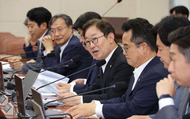 ▲지난달 30일 국회에서 열린 정무위원회 전체회의에서 더불어민주당 박범계 의원(가운데. 마이크에 붉은 불 켜진 이)이 인사말을 하고 있다. ⓒ연합뉴스