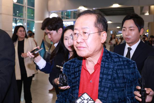 ▲홍준표 전 대구시장이 17일 인천국제공항 제1여객터미널을 통해 귀국, 취재진과 인터뷰를 마친 뒤 이동하고 있다. 홍 전 시장은 지난 4월 국민의힘 대선 후보 경선에서 패배한 뒤 탈당하고 미국 하와이에 머물렀다. ⓒ연합뉴스