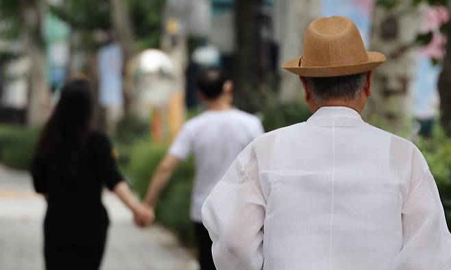 서울 종로구 낙원상가 부근에서 이동하는 시민 모습. 연합뉴스