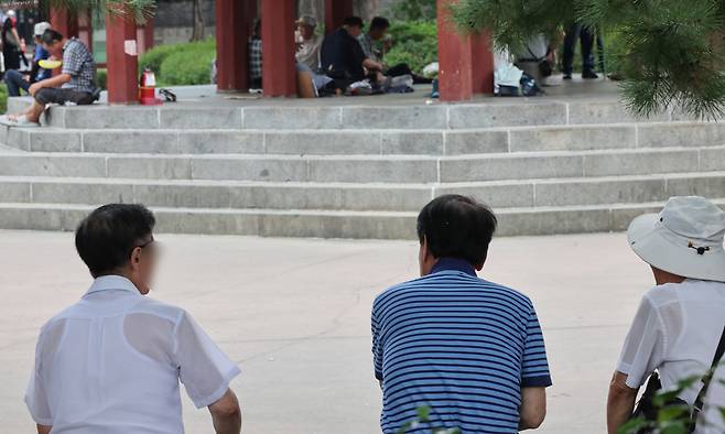 지난 29일 서울 종로구 탑골공원 어르신들 모습. 연합뉴스
