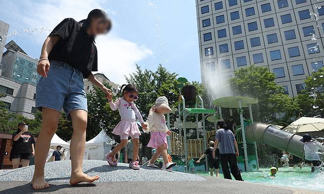 물놀이터를 찾은 시민과 어린이들이 물놀이를 즐기고 있다. 연합뉴스