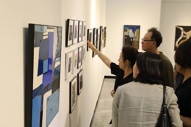 ‘프랑스작가 3인 초대전 : 봉쥬르展’ 전시장에서 관람객이 작품을 살펴보고 있다.&nbsp;