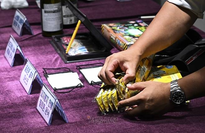 과자 봉지에 숨긴 마약 - 29일 서울 강남구 서울본부세관에서 관세청 관계자가 과자봉지에 필로폰을 숨긴 밀반입 사례를 소개하고 있다. 관세청은 올해 상반기 국경 단계에서 적발한 마약이 총 617건으로, 지난해 같은 기간보다 70% 증가했다고 밝혔다. 이지훈 기자