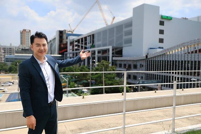 오언석 서울 도봉구청장이 지난 24일 12년 만에 공사를 재개하고 다음해 3월 준공을 앞둔 창동 민자역사를 손으로 가리키고 있다. 도봉구 제공