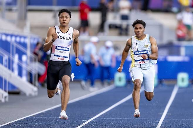 하계 U대회, 100m 예선 치르는 조엘진 - 나마디 조엘진(왼쪽)이 지난 21일(현지 시간) 독일 보훔에서 열린 2025 라인-루르 국제대학스포츠연맹(FISU) 하계 유니버시아드 육상 남자 100m 예선 경기를 치르고 있다. 조엘진은 10초61을 기록하며 22일 열리는 준결승에 진출했다. 2025.07.23. 뉴시스