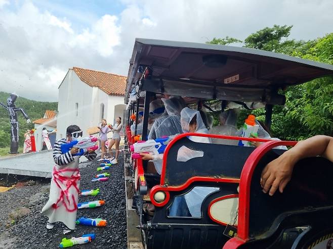 에코랜드 테마파크는 제주도와 제주도관광협회의 지원을 받아 워터트레인 행사를 지난 1일부터 오는 8월 31일까지 진행한다. 제주도 제공