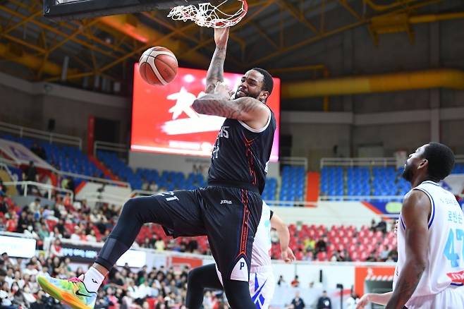 울산 현대모비스 시절 숀 롱이 4월 6일 울산 동천체육관에서 열린 2024~25 프로농구 정규시즌 서울 삼성과의 홈 경기에서 덩크슛하고 있다. KBL 제공