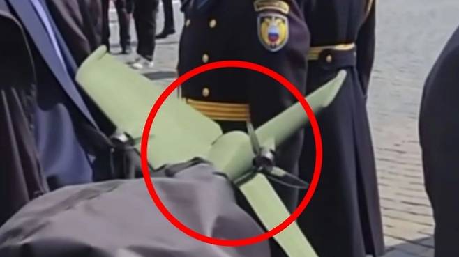 블라디미르 푸틴 러시아 대통령의 경호를 맡고 있는 연방 경호국 소속 보안 요원이 공식 자리에서 요격용 드론을 손에 쥔 모습. 텔레그램 영상 캡처