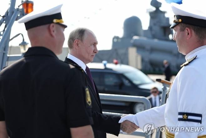 27일(현지시간) 러시아 해군의 날을 기념해 상트페테르부르크 인근 호위함 ‘어드미럴 그리보로비치’를 방문한 블라디미르 푸틴 대통령. EPA 연합뉴스