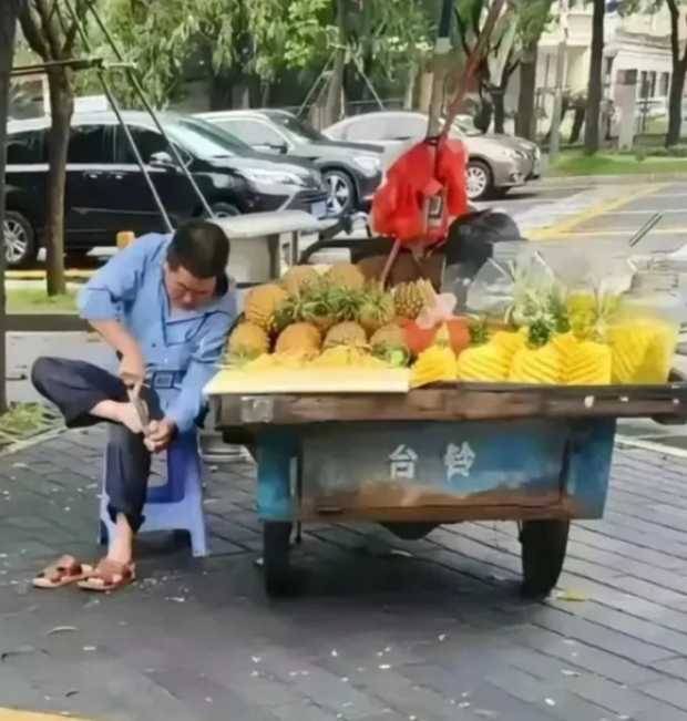 중국의 한 길거리에서 파인애플을 파는 남성이 파인애플을 써는 칼로 발 껍질을 벗기는 모습이 포착됐다. 웨이보 캡처