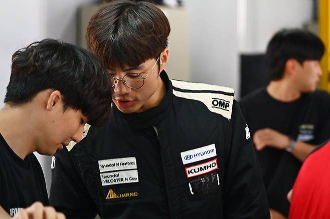 동료들과 이야기를 나누고 있는 민병호. 사진: 김학수 기자