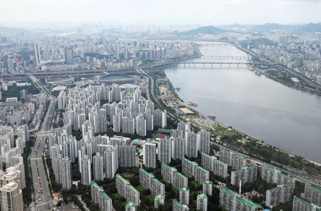 서울 송파구 롯데월드타워 전망대 서울스카이에서 바라본 시내 아파트 단지 모습. 뉴스1