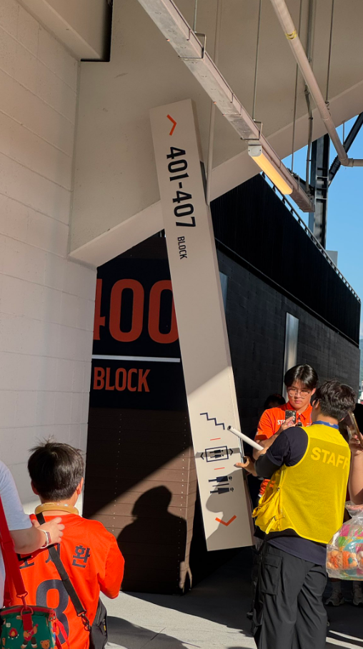 대전 한화생명 볼파크 내 간판이 떨어진 모습.독자 제공