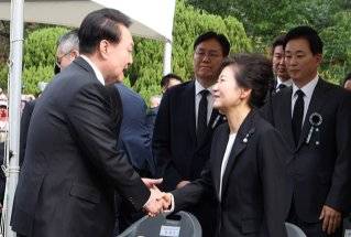 2023년 10월 26일 국립서울현충원에서 열린 박정희 전 대통령 44주기 추도식에서 악수하는 윤석열·박근혜 전 대통령. 동아DB