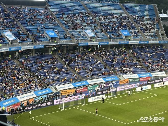 이번 올스타전에는 각 구단 팬들의 응원문구가 담긴 현수막이 수원월드컵경기장 북쪽 관중석을 수놓았다. 12개 구단에서 팬 공모를 통해 선정된 문구들은 저마다의 개성과 상징을 담고 있었다. 수원｜백현기 기자 hkbaek@donga.com