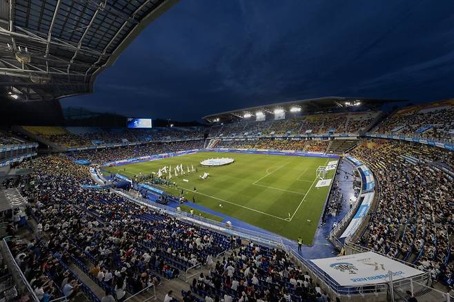 팀 K리그1-뉴캐슬이 30일 수원월드컵경기장에서 ‘2025 쿠팡플레이 시리즈’ 1경기를 치렀다. 킥오프에 앞서 소속팀 울산에서 성적이 저조했던 김판곤 팀 K리그1 감독을 향한 야유가 쏟아지기도 했다. 다행히 킥오프 이후 팬들의 응원가 열창으로 분위기가 되살아났다. 사진제공│한국프로축구연맹