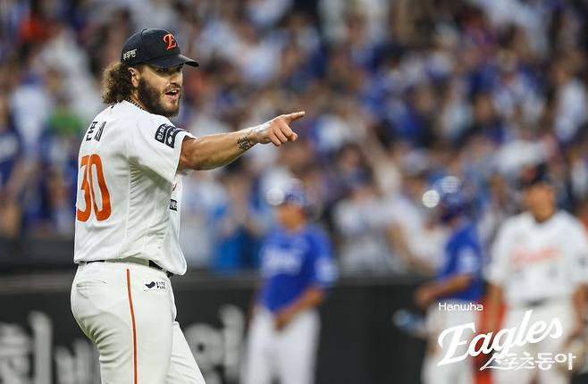 한화 폰세가 30일 대전 삼성전에서 6이닝 무실점을 기록하며 위용을 뽐냈다. 폰세가 경기 중 포수 최재훈에게 파이팅을 불어넣고 있다. 사진제공｜한화 이글스