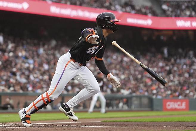 샌프란시스코 이정후는 30일(한국시간) 펜웨이파크에서 열린 ‘2025 MLB’ 피츠버그와 홈경기에서 7번타자 중견수로 선발출전해 3타수 무안타에 그쳤다. 팀은 5연패로 승률 5할 붕괴와 PO 경쟁에서 밀려날 위기에 처했다.｜AP뉴시스