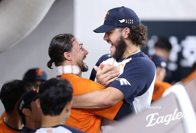 한화 폰세(오른쪽)과 와이스. 한화 이글스 제공