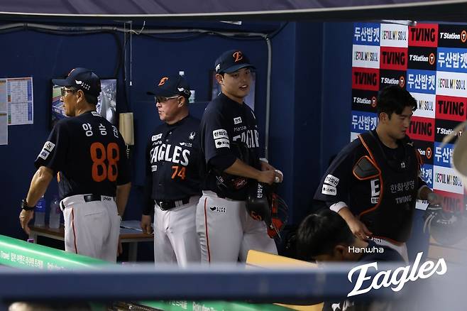 한화 문동주(왼쪽에서 2번째)가 덕아웃에서 격려받고 있다. 한화 이글스 제공