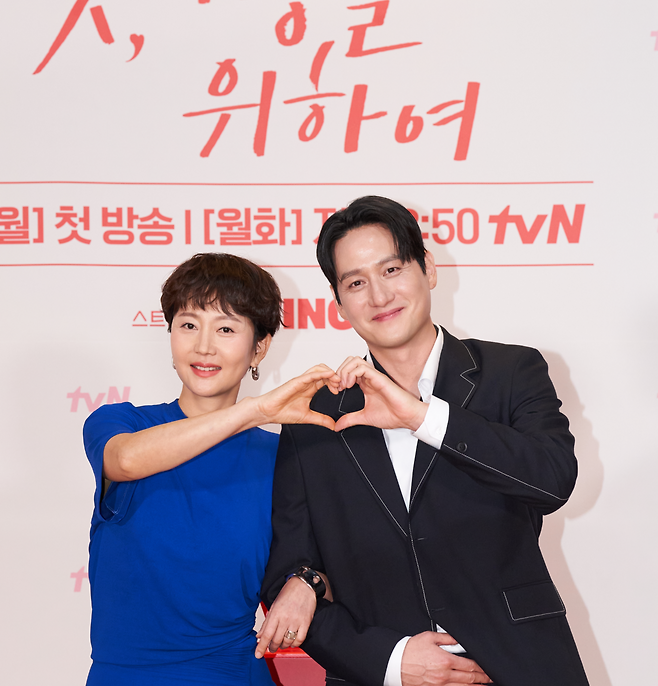 배우 염정아(왼쪽)와 박해준. tvN 제공