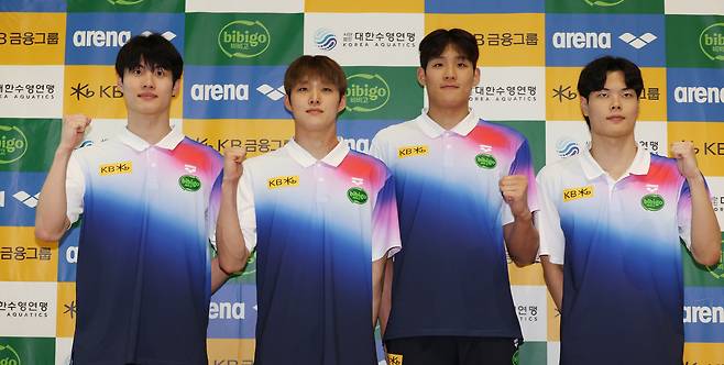 황선우(왼쪽부터)와 김우민, 김영범, 이호준이 지난 24일 인천공항을 출국하기 전 2025 싱가포르 세계수영선수권대회의 성공을 다짐하고 있다. 연합뉴스