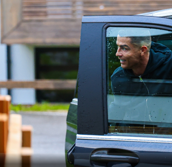 ▲ 호날두는 건재하다. 알 나스르 유니폼을 입고 통산 111경기에서 99골을 터뜨렸으니 앞으로 2년 더 변함없는 모습을 보여주리라 믿음을 심어준다. 대신 알 나스르는 호날두의 욕심을 조금은 꺾기로 했다. 나이를 고려해 적극적으로 보호하려는 의사를 전달했고, 호날두도 받아들였다는 소식이다. ⓒ 알나스르 SNS