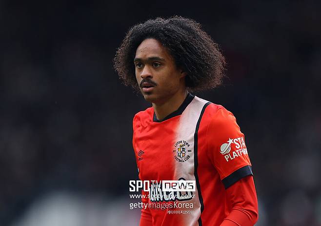 ▲ 중국은 2002년 월드컵 이후 한 번도 본선에 오르지 못했다. 중국 축구협회는 한동안 국제 경쟁력을 키우겠다며 브라질과 유럽 출신 선수를 특별 귀화로 대표팀에 포함시켰다. 그런데도 여전히 아시아 하위권에 맴돌고 있다. 또 다시 월드컵행에 실패한 뒤 맨유 출신인 총을 귀화시키려 했으나 실패했다.